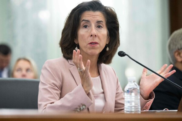 Bộ trưởng Thương mại Gina Raimondo làm chứng trong phiên điều trần của Ủy ban Thương mại, Khoa học, và Giao thông Vận tải của Thượng viện để kiểm tra CHIPS cùng việc khai triển và giám sát khoa học, tại Capitol Hill ở Hoa Thịnh Đốn hôm 04/10/2023. (Ảnh: Saul Loeb/AFP qua Getty Images)