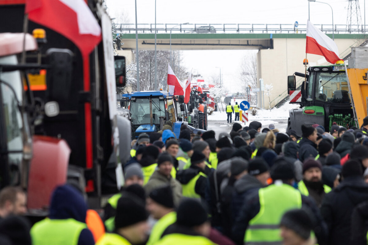 Nông dân Ba Lan biểu tình gần biên giới với Ukraine về áp lực giá cả, thuế quan, và quy định xanh, những bất bình chung của nông dân trên khắp châu Âu, tại Hrubieszow, Ba Lan, hôm 09/02/2024. (Ảnh: Jakub Orzechowski/Agencja Wyborcza.pl qua Reuters)