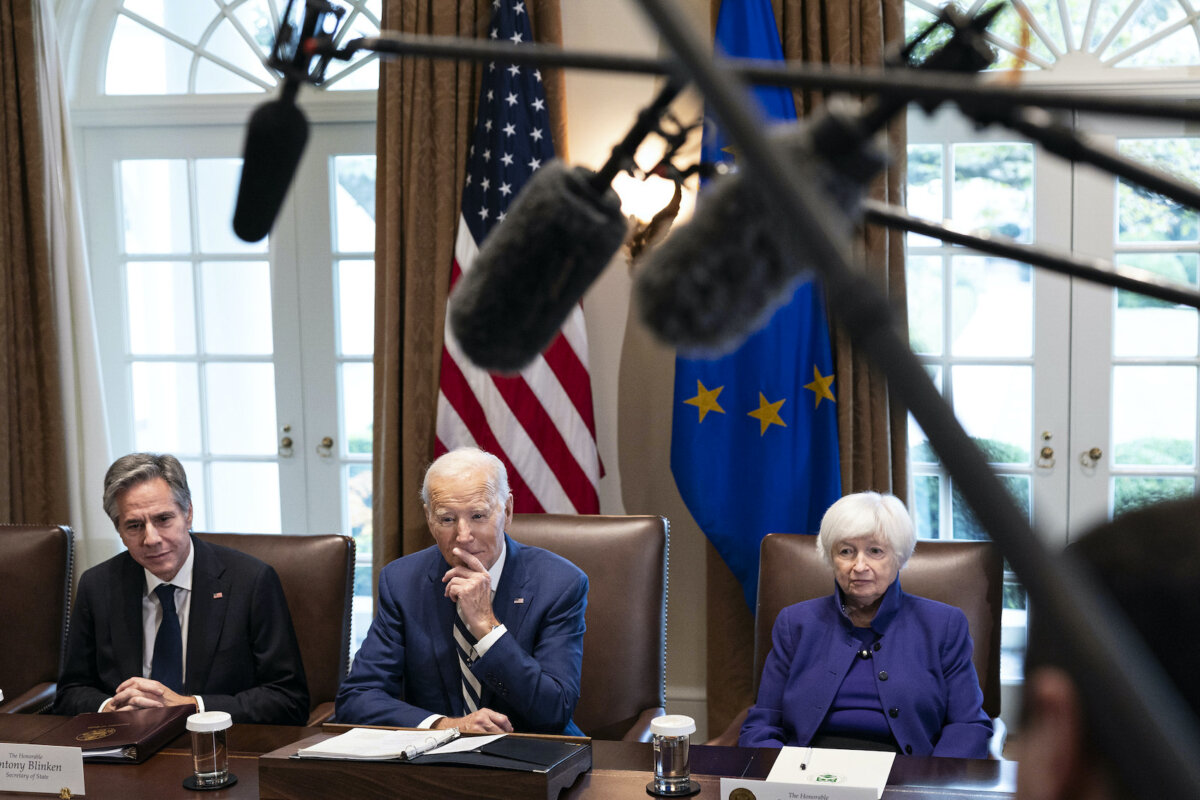 Tổng thống Hoa Kỳ Joe Biden, bên cạnh là Ngoại trưởng Antony Blinken (trái) và Bộ trưởng Ngân khố Janet Yellen (phải), chủ trì một cuộc họp bên trong Phòng Nội các tại Tòa Bạch Ốc ở Hoa Thịnh Đốn hôm 20/10/2023. (Ảnh: Tom Brenner/Pool/Getty Images)