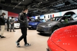 Mọi người ngắm nhìn chiếc Tesla Model Y tại phòng trưng bày Tesla ở Bắc Kinh hôm 05/01/2021. (Ảnh: Wang Zhao/AFP qua Getty Images)