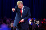 Cựu Tổng thống Donald Trump và là ứng cử viên tổng thống năm 2024 rời đi sau khi có bài diễn văn tại cuộc họp thường niên của Hội nghị Hành động Chính trị Bảo tồn truyền thống (CPAC), tại National Harbor, Maryland, hôm 24/02/2024. (Ảnh: Mandel Ngan/AFP)