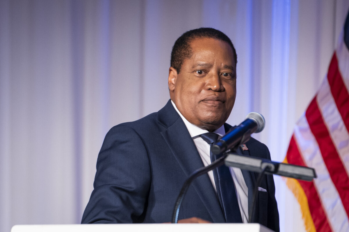 Ông Larry Elder trình bày tại sự kiện của Hiệp hội 917 tại Câu lạc bộ Mar-a-Lago ở Palm Beach, Florida, hôm 07/03/2024. (Ảnh: Madalina Vasiliu/The Epoch Times)