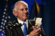 Thống đốc South Carolina Henry McMaster cầm một bản sao Hiến Pháp trong lúc nói chuyện tại sự kiện Tiệc tối Voi Bạc thường niên lần thứ 56 do Đảng Cộng Hòa South Carolina tổ chức tại Columbia, South Carolina, ngày 05/08/2023. (Ảnh: Melissa Sue Gerrits/Getty Images)