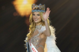 Thí sinh Krystyna Pyszková của Cộng hòa Czech vẫy tay sau khi đăng quang Hoa hậu Thế giới tại Mumbai, Ấn Độ, hôm 09/03/2024. (Ảnh: Rajanish Kakade/AP Photo)
