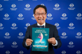 Cựu phó thị trưởng thành phố Ryde Peter Kim thưởng thức Nghệ thuật Biểu diễn Shen Yun tại Nhà hát Capitol ở thành phố Sydney, Úc hôm 10/03/2024. (Ảnh: Đài truyền hình NTD)