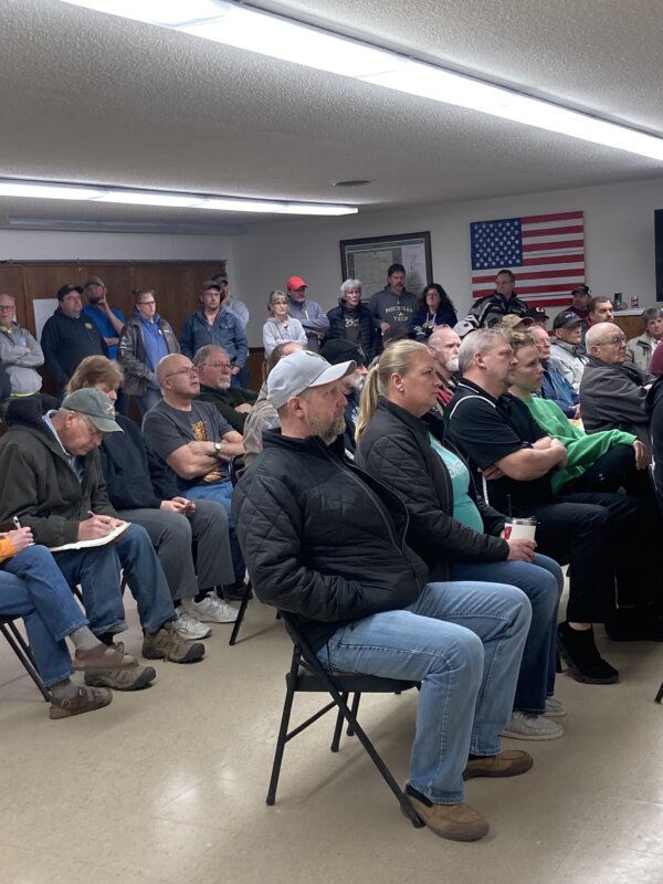 Các cư dân cộng đồng Wisconsin tụ tập để nghe các lựa chọn của họ tại một cuộc họp của Farmland First, vào năm 2024. (Ảnh: Đăng dưới sự cho phép của Barb Machtan)