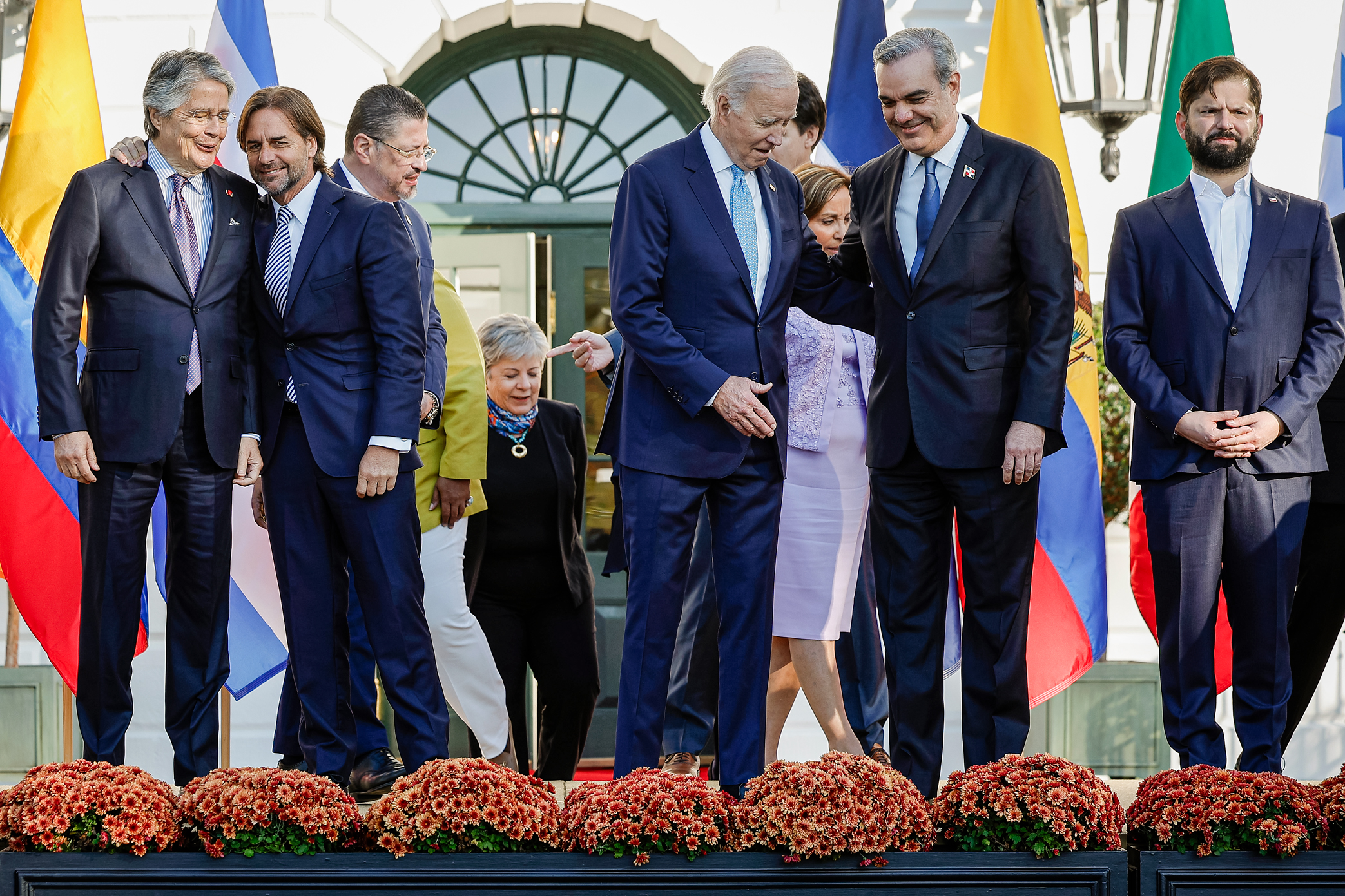 Tổng thống Ecuador Guillermo Lasso, Tổng thống Uruguay Luis Lacalle Pou, Tổng thống Costa Rica Rodrigo Chaves Robles, Tổng thống Hoa Kỳ Joe Biden, Tổng thống Dominica Luis Abinader, Tổng thống Chile Gabriel Boric, và các nhà lãnh đạo khác chuẩn bị chụp hình trong một hội nghị thượng đỉnh tại Tòa Bạch Ốc ở Hoa Thịnh Đốn hôm 03/11/2023. (Ảnh: Chip Somodevilla/Getty Images)