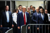 Cựu Tổng thống Donald Trump nói chuyện ngắn gọn với các phóng viên ở hành lang bên ngoài phòng xử án khi ông đến phiên điều trần để xác định ngày xét xử vì bị cáo buộc che đậy các khoản thanh toán liên quan đến ngoại tình, tại Tòa án Hình sự Manhattan ở Thành phố New York hôm 25/03/2024. (Ảnh: Brendan McDermid/Pool/AFP qua Getty Images)