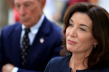 Thống đốc New York Kathy Hochul nói chuyện với các phóng viên ở thành phố New York, vào ngày 08/09/2021. (Ảnh: Chip Somodevilla/Getty Images)