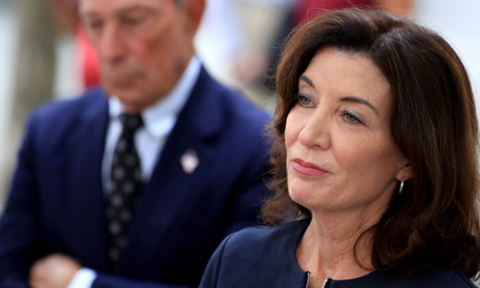 Thống đốc New York Kathy Hochul nói chuyện với các phóng viên ở thành phố New York, vào ngày 08/09/2021. (Ảnh: Chip Somodevilla/Getty Images)