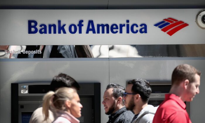 Một máy ATM bên ngoài chi nhánh Bank of America ở Chicago hôm 09/04/2019. (Ảnh: Scott Olson/Getty Images)