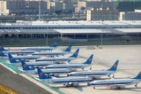 Phi cơ Boeing 737 Max của hãng hàng không China Southern Airlines đang đậu ở mép đường băng tại Phi trường Quốc tế Địa Oa Bảo Ô Lỗ Mộc Tề ở Ô Lỗ Mộc Tề, Khu tự trị Duy Ngô Nhĩ Tân Cương, phía tây Trung Quốc, vào ngày 21/04/2021. (Ảnh: Mark Schiefelbein/AP Photo)