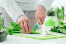 Ngoài hàm lượng chất dinh dưỡng và vitamin cao, cần tây còn chứa khoáng chất và chất xơ. (Ảnh: Shutterstock)