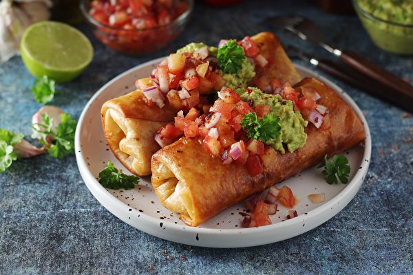 Bà Monica Flynn người Mỹ, đã vô tình làm rơi chiếc bánh burrito vào một chảo dầu nóng, bà đã bật thốt lên một câu bằng tiếng Tây Ban Nha là “chimichanga”, vì vậy món Chimichanga được ra đời. (Ảnh: Shutterstock)