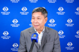Ông Kha Văn Diệu, thành viên Ủy ban cố vấn Hoa kiều ở Queensland thưởng thức buổi diễn đầu tiên của Đoàn Nghệ thuật Biểu diễn Shen Yun New York tại Trung tâm Văn hóa Đài Nam trưa hôm 10/04/2024. (Ảnh: Annie Cung/Epoch Times)