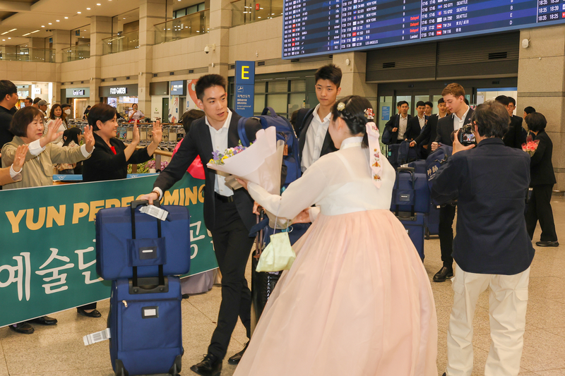 Hôm 22/04/2024, Đoàn Nghệ thuật Biểu diễn Shen Yun New York đã đến phi trường quốc tế Incheon, Nam Hàn và được người hâm mộ chào đón nồng nhiệt. (Ảnh: Kim Quốc Hoán/Epoch Times)