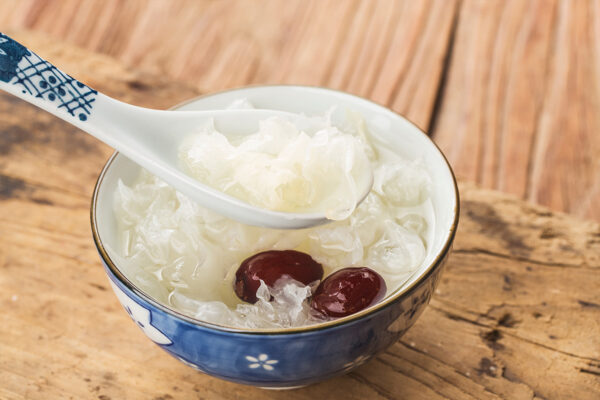 Cháo nấm tuyết và khoai mỡ. (Ảnh: Yuda Chen/Shutterstock)