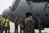 Lực lượng Phòng vệ New Zealand chuẩn bị lên phi cơ F-230H Hercules để khởi hành tại Căn cứ RNZAF ở Auckland, New Zealand, vào ngày 13/04/2022. (Ảnh: Phil Walter/Getty Images)
