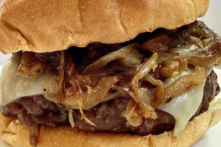 Bánh hamburger nướng đầy ắp hành tây caramel và phô mai Gruyère tan chảy. (Ảnh: Kelli Foster/TNS)