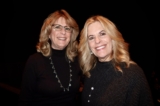 Hai chị em bà Joanna Rhodes và Julie Wright (phải) thưởng thức Shen Yun chiều hôm 13/01/2024 tại Nhà hát Zellerbach ở thành phố Berkeley, tiểu bang California. (Ảnh: Nan Su/The Epoch Times)