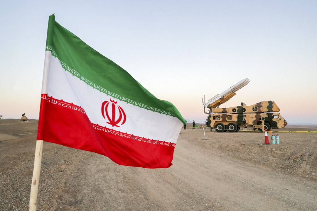 Hình ảnh lá cờ Iran được chụp gần một phi đạn trong một cuộc tập trận quân sự với sự tham gia của các đơn vị phòng không Iran, tại Iran, vào ngày 19/10/2020. (Ảnh: Thông Tấn Xã Tây Á qua Reuters)