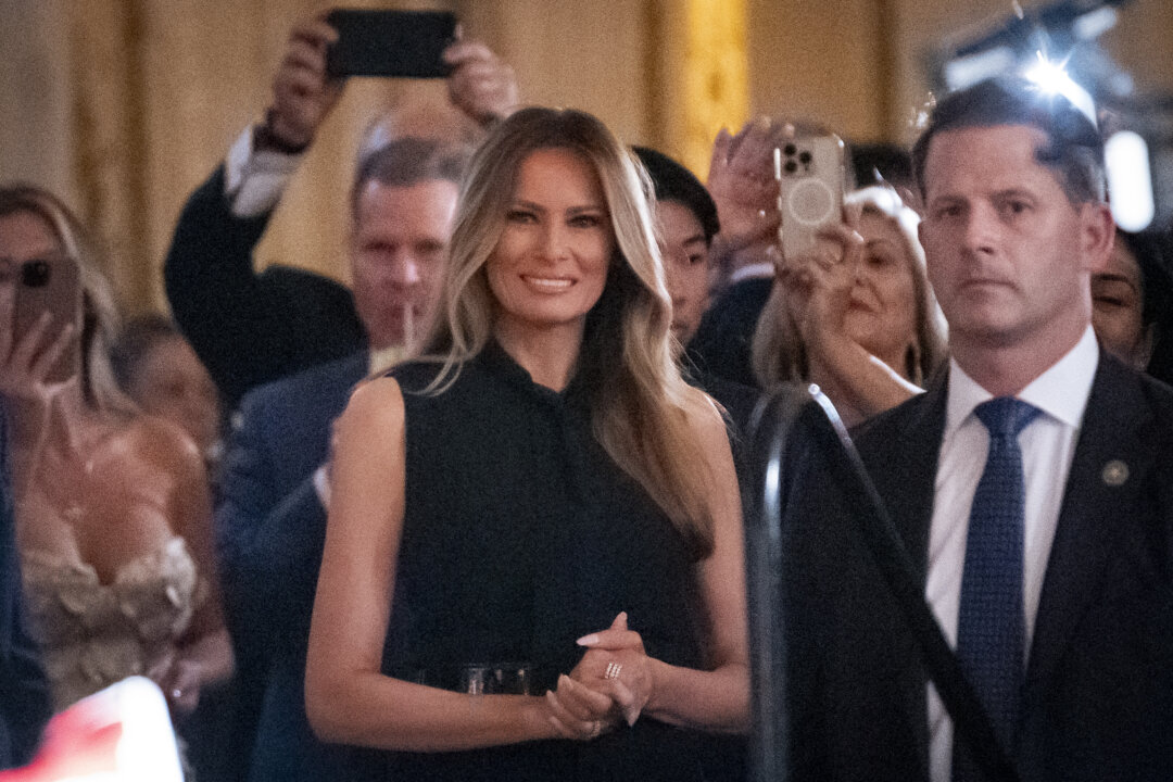 Bà Melania Trump ra mắt chiếc vòng cổ trị giá 245 USD cho Ngày Từ Mẫu