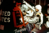 Phi hành gia John Glenn bước vào chiếc phi thuyền Friendship 7, trước khi Chuyến bay Mercury-Atlas 6 phóng vào không gian ngày 20/02/1962. (Ảnh: Tư liệu công cộng)