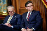 Lãnh đạo đa số Thượng viện Chuck Schumer (Dân Chủ-New York) và Chủ tịch Hạ viện Mike Johnson (Cộng Hòa Louisiana) lắng nghe bài diễn văn trong một buổi lễ thắp nến Menorah tại Tòa nhà Quốc hội Hoa Kỳ ở Hoa Thịnh Đốn, vào ngày 12/12/2023. (Ảnh: Anna Moneymaker/Getty Images)