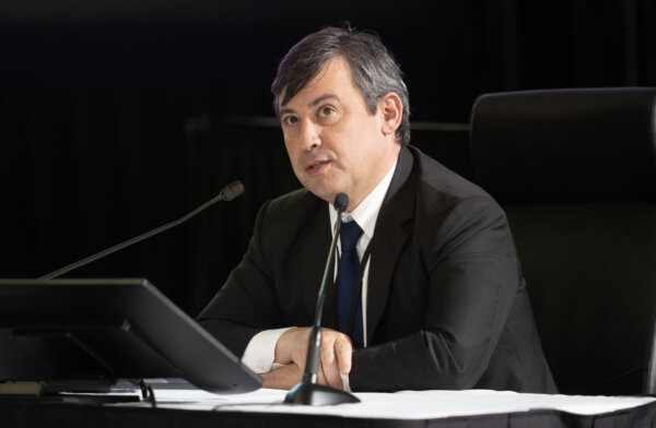 Nghị sĩ đảng Bảo thủ Michael Chong xuất hiện với tư cách nhân chứng tại Ủy ban Can thiệp Ngoại quốc ở Ottawa hôm 03/04/2024. (Ảnh: The Canadian Press/Adrian Wyld)