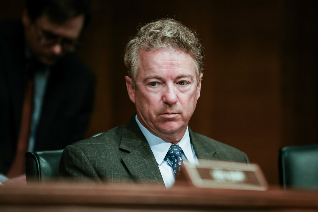 Thượng nghị sĩ Rand Paul (Cộng Hòa-Kentucky) tại phiên điều trần của Thượng viện liên quan đến COVID-19 ở Hoa Thịnh Đốn, vào ngày 03/03/2020. (Ảnh: Charlotte Cuthbertson/The Epoch Times)