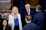 Dân biểu Marjorie Taylor Greene (bên trái) và Chủ tịch Hạ viện Mike Johnson (Cộng Hòa-Louisiana) (thứ 2 bên phải) đến dự bài diễn văn của Thủ tướng Nhật Bản Fumio Kishida trước cuộc họp chung của Quốc hội tại Tòa nhà Quốc hội Hoa Kỳ ở Hoa Thịnh Đốn, hôm 11/04/2024. (Ảnh: Drew Angerer/AFP qua Getty Images)