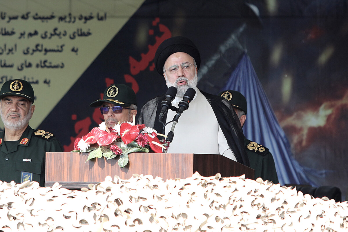 Tổng thống Iran Ebrahim Raisi tham dự một cuộc duyệt binh cùng với các quan chức và chỉ huy cấp cao trong buổi lễ kỷ niệm ngày quân đội hàng năm của đất nước tại Tehran, hôm 17/04/2024. (Ảnh: Atta Kenare/AFP qua Getty Images)