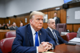 Cựu Tổng thống và là ứng cử viên tổng thống của Đảng Cộng Hòa Donald Trump đang chăm chú trong phiên tòa xét xử ông với cáo buộc che đậy các khoản thanh toán tiền bịt miệng liên quan đến các vấn đề ngoài hôn nhân, tại Tòa án Hình sự Manhattan ở New York, hôm 22/04/2024. (Ảnh: Angela Weiss/Pool/AFP qua Getty Images)