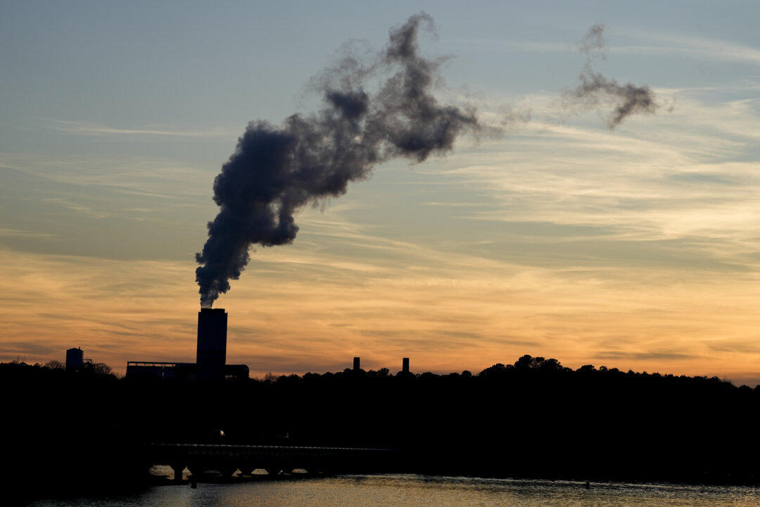Nhà máy nhiệt điện than Marshall Steam Station hoạt động gần Mooresville, North Carolina, hôm 03/03/2024. (Ảnh: Chris Carlson/AP Photo)