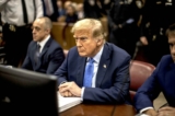 Cựu Tổng thống Donald Trump có mặt tại phiên tòa xét xử vì bị cáo buộc che đậy các khoản thanh toán tiền bịt miệng tại Tòa án Hình sự Manhattan ở New York, hôm 26/04/2024. (Ảnh: Dave Sanders/Pool qua Getty Images)