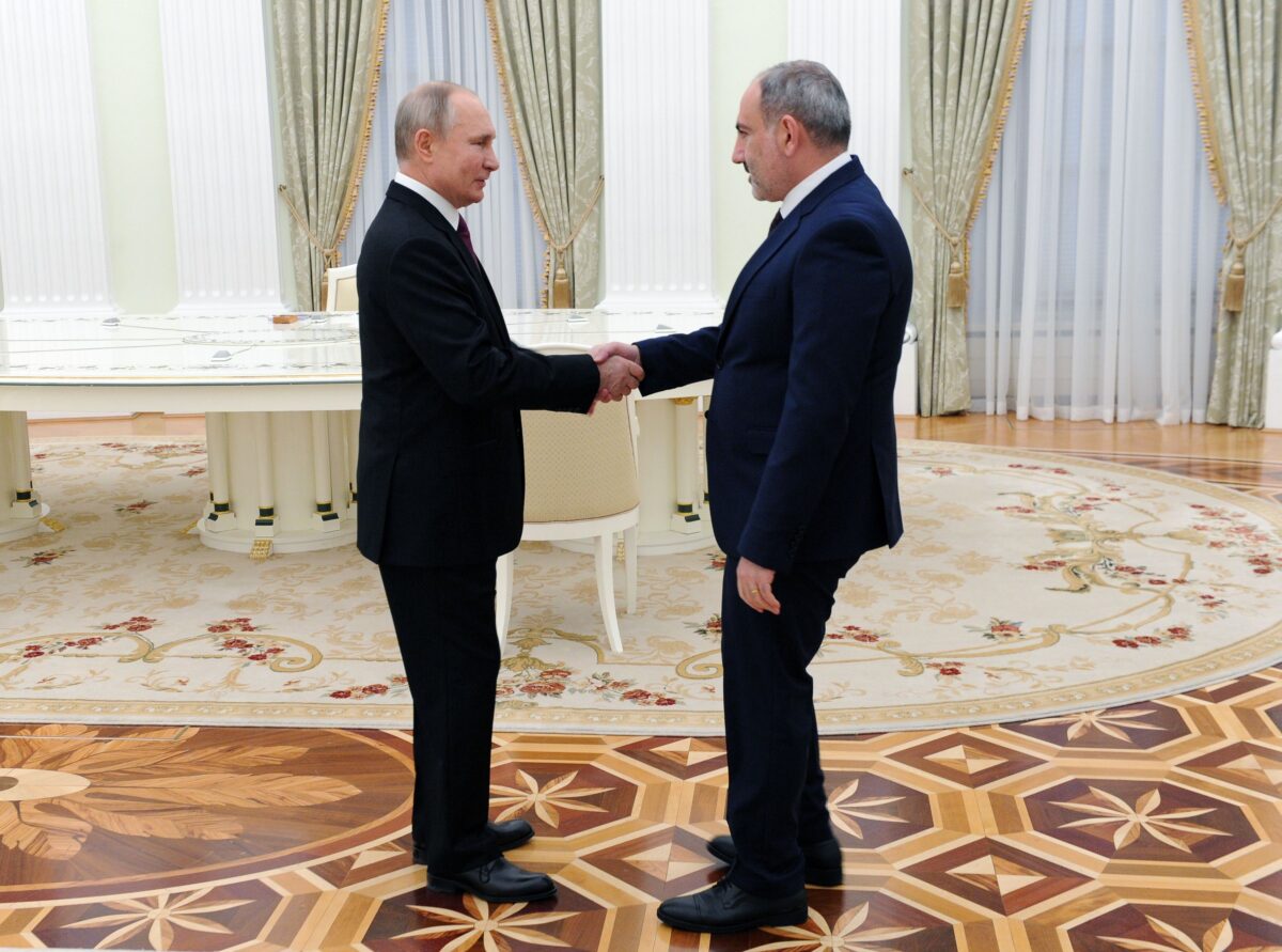 Tổng thống Nga Vladimir Putin bắt tay Thủ tướng Armenia Nikol Pashinyan trước cuộc gặp với các nhà lãnh đạo Armenia và Azerbaijan về tương lai của khu vực Nagorno-Karabakh tại Điện Kremlin vào ngày 11/01/2021. (Ảnh: Mikhail Klimentyev/Sputnik/AFP qua Getty Images)