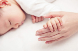 Khi trẻ mười tháng tuổi, bạn có thể bắt đầu lập ra các quy tắc. (Ảnh: Shutterstock)