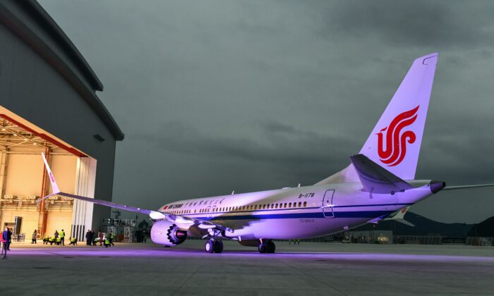 Một chiếc Boeing 737 MAX 8 được giao cho Air China trong một buổi lễ tại Trung tâm Hoàn thiện và Giao hàng Boeing Chu Sơn 737 ở Chu Sơn, tỉnh Chiết Giang phía đông Trung Quốc, hôm 15/12/2018. (Ảnh: STR/AFP qua Getty Images)