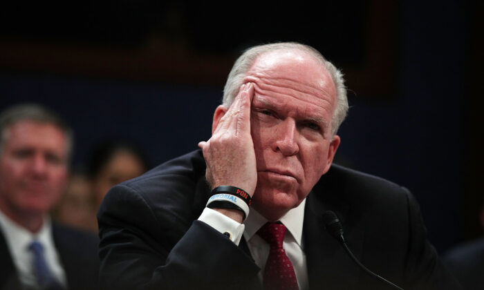 Cựu Giám đốc Cơ quan Tình báo Trung ương Hoa Kỳ (CIA) John Brennan điều trần trước Ủy ban Đặc biệt Thường trực về Tình báo của Hạ viện tại Tòa nhà Quốc hội ở Hoa Thịnh Đốn vào ngày 23/05/2017. (Ảnh: Alex Wong/Getty Images)