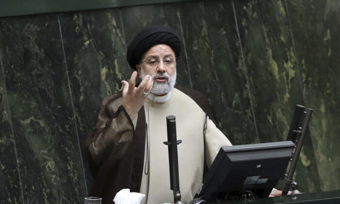Nhà lãnh đạo Iran Ebrahim Raisi trình bày trước Quốc hội ở Tehran, Iran, vào ngày 16/11/2021. Ông Raisi qua đời trong một vụ tai nạn trực thăng hôm 19/05/2024. (Ảnh: Vahid Salemi/AP Photo)