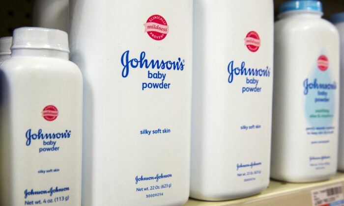 Johnson & Johnson đề nghị thanh toán 6.5 tỷ USD để giải quyết phần lớn các vụ kiện về ung thư buồng trứng liên quan đến bột Talc