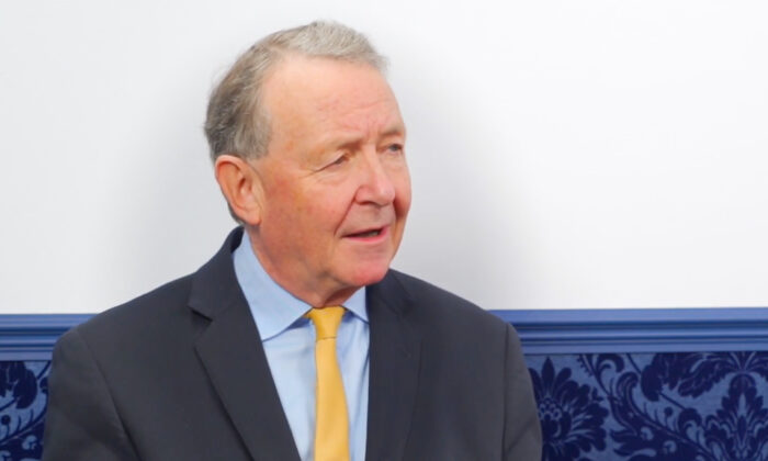 Nam tước David Alton, Thượng nghị sĩ Crossbench, nói trong chương trình “Các nhà lãnh đạo Tư tưởng Anh quốc” (British Thought Leaders) tại London, Anh quốc, vào ngày 22/11/2022. (Ảnh chụp màn hình qua The Epoch Times)
