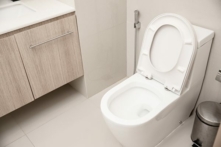 Nước bồn cầu chảy không ngừng sẽ gây lãng phí và làm tăng hóa đơn tiền nước. (Ảnh: Shutterstock)