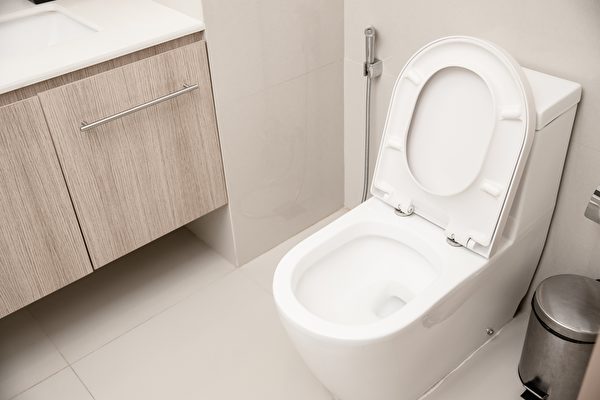 Nước trong bồn cầu chảy róc rách như suối, nên làm gì để ngăn chặn điều đó?