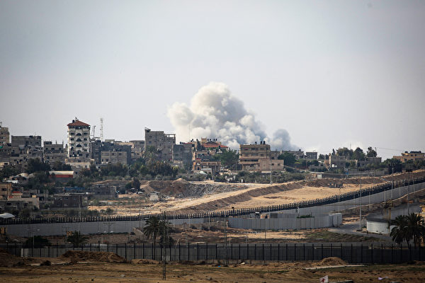 Khói mù mịt trong không khí khi Israel đã phát động một cuộc tấn công tại phía đông Rafah, phía nam Dải Gaza, trong bối cảnh cuộc xung đột giữa Israel và Hamas vẫn tiếp tục diễn ra, hôm 13/05/2024. (Ảnh: AFP/Getty Images)