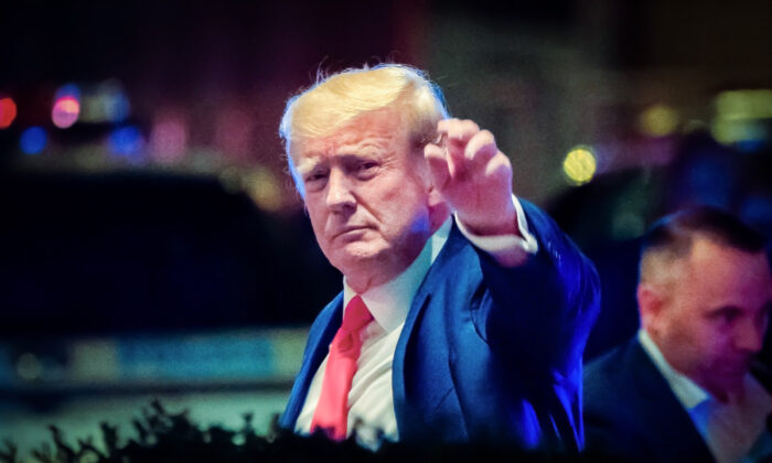 Cựu Tổng thống Donald Trump đến Tháp Trump một ngày sau khi đặc vụ FBI đột kích vào dinh thự Mar-a-Lago Palm Beach của ông, ở thành phố New York vào ngày 09/08/2022. (Ảnh: David 'Dee' Delgado/Reuters)