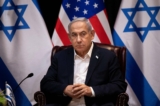 Thủ tướng Israel Benjamin Netanyahu chờ để bắt đầu cuộc họp nội các chiến tranh của Israel, tại Tel Aviv, Israel, vào ngày 18/10/2023. (Ảnh: Brendan Smialowski/AFP qua Getty Images)