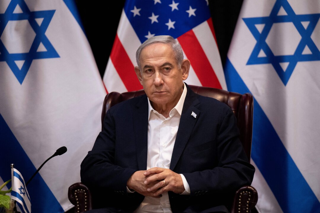 Thủ tướng Israel Benjamin Netanyahu chờ để bắt đầu cuộc họp nội các chiến tranh của Israel, tại Tel Aviv, Israel, vào ngày 18/10/2023. (Ảnh: Brendan Smialowski/AFP qua Getty Images)
