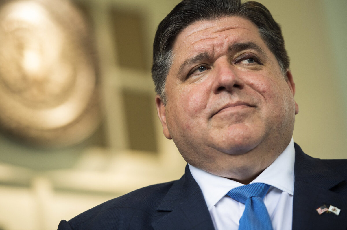 Thống đốc Illinois J.B. Pritzker nói với giới truyền thông bên ngoài Cánh Tây của Tòa Bạch Ốc ở Hoa Thịnh Đốn, vào ngày 14/07/2021. (Ảnh: Saul Loeb/AFP qua Getty Images)