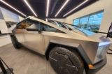 Một chiếc Tesla nằm trong phòng trưng bày tại đại lý Tesla ở Phoenix, Arizona, hôm 01/02/2024. (Ảnh: Allan Stein/The Epoch Times).